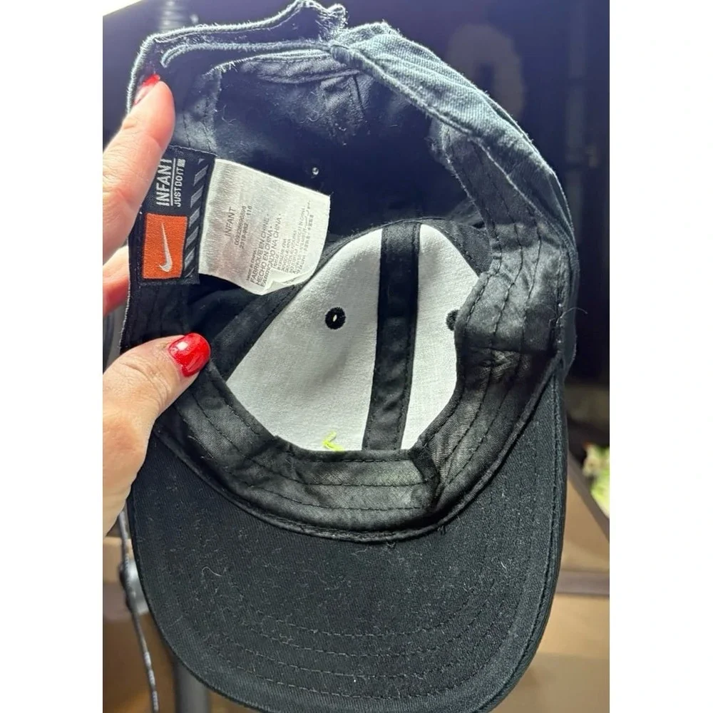 Infant boys Just Do It NIKE hat with Velcro back. EUC.